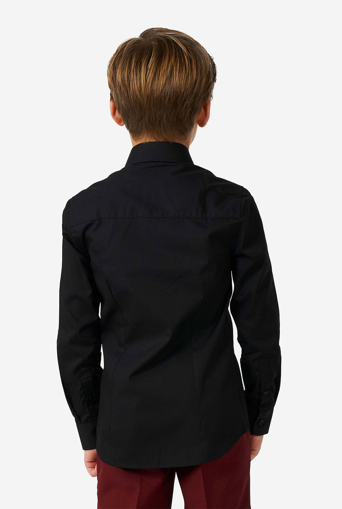 Jongen met een zwart shirt met lange mouwen voor jongens, bekijk vanaf de achterkant