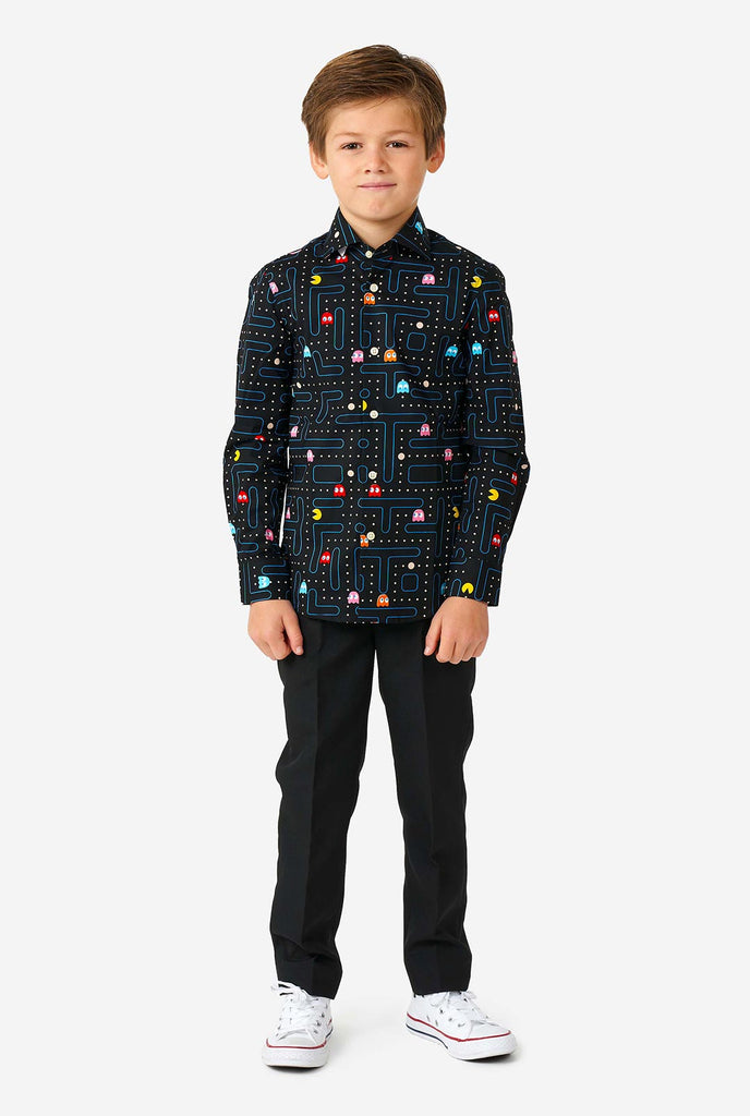Jongen die jongens shirt met lange mouwen draagt ​​met Pac-Man-print