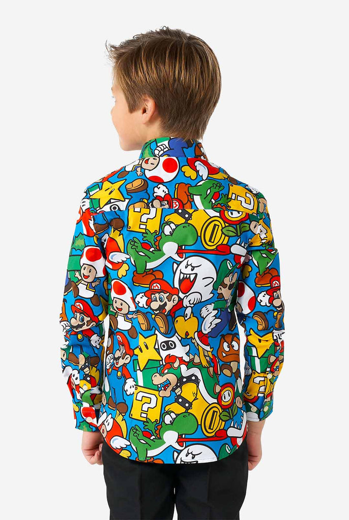 Jongen die kleurrijk shirt met lange mouwen draagt ​​met Super Mario Nintendo -print, bekijk vanaf de achterkant