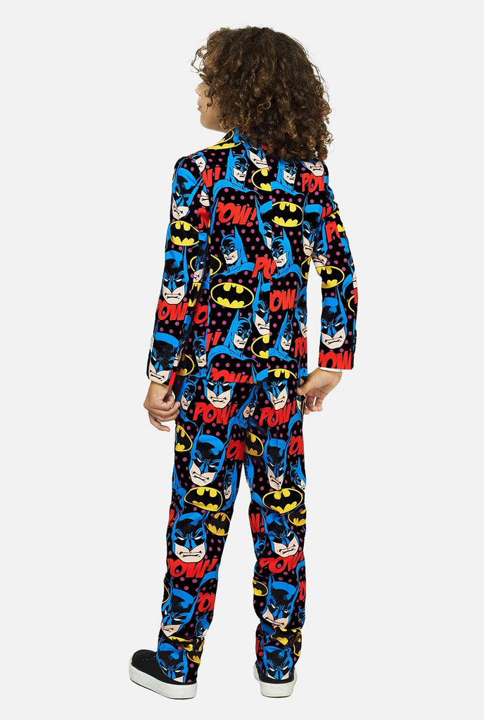 Batman -thema -pak voor jongens gedragen door een jongen van achteren