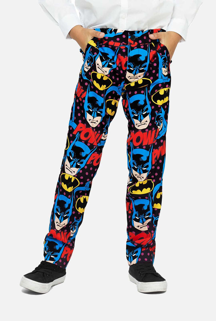 Batman -thema -broek, onderdeel van het pak voor jongens gedragen door jongen