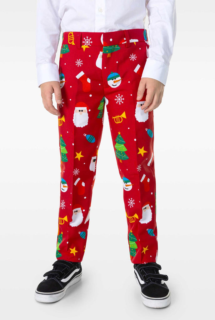 Kid draagt ​​een rood kerstpak met kerstpictogrammen, broek van dichtbij