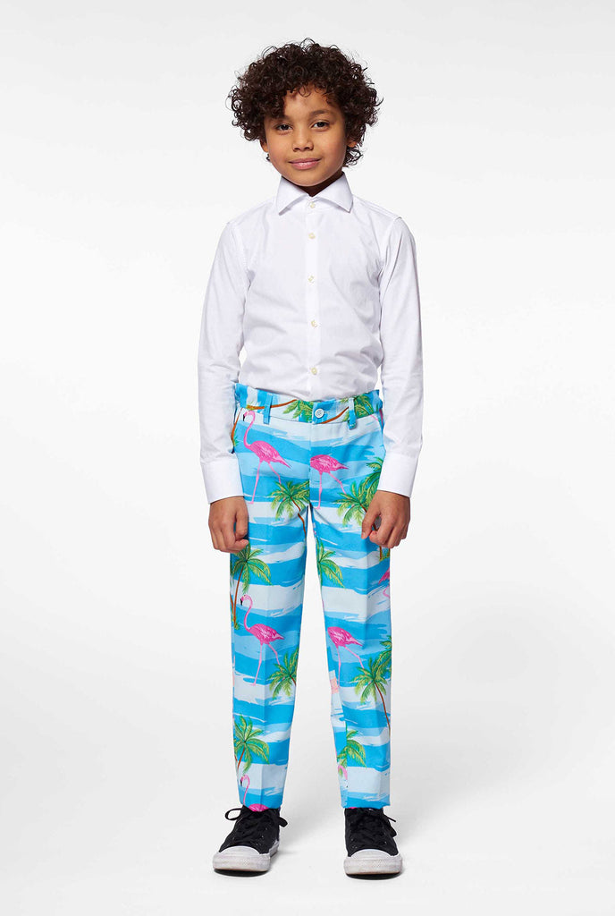 Kind draagt ​​een helderblauw tropisch broekgedeelte van flamingo printpak voor jongens gedragen door jongen