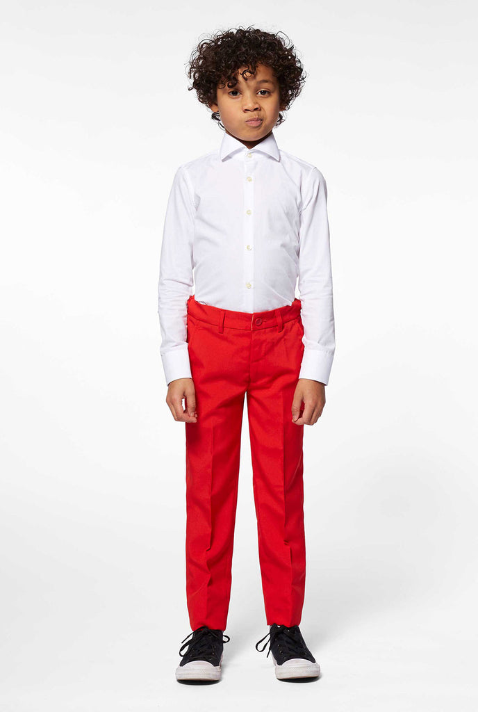 Rood pak voor jongens gedragen door jongen, uitzicht op broek
