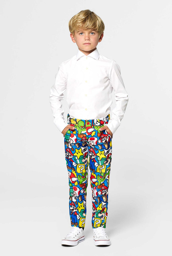 Jongen die Nintendo Super Mario Printbroek draagt, een deel van het pak voor kinderen
