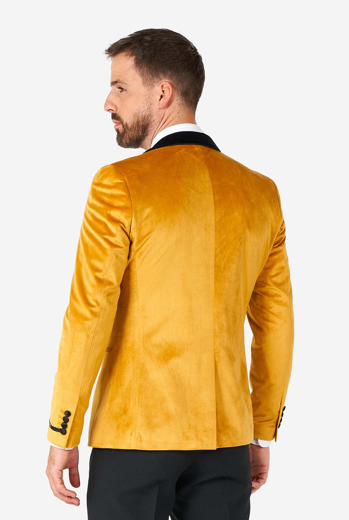 Man draagt ​​een gouden fluwelen dinerjack blazer, bekijk vanaf de achterkant