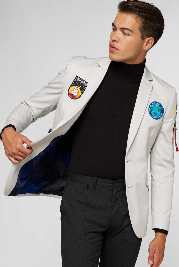Lichtgrijze casual blazer met patches met astronaut thema gedragen door de mens