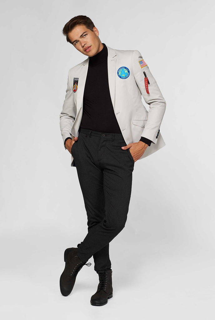 Lichtgrijze blazer met patches met astronaut thema gedragen door de mens