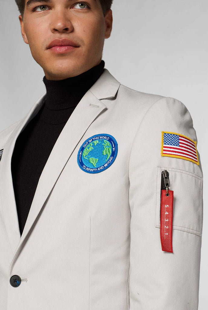 Lichtgrijze blazer met patches met astronaut thema gedragen door de mens