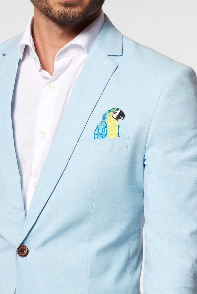 Blauwe casual blazer met papegaai borduurwerk gedragen door de mens, close -up
