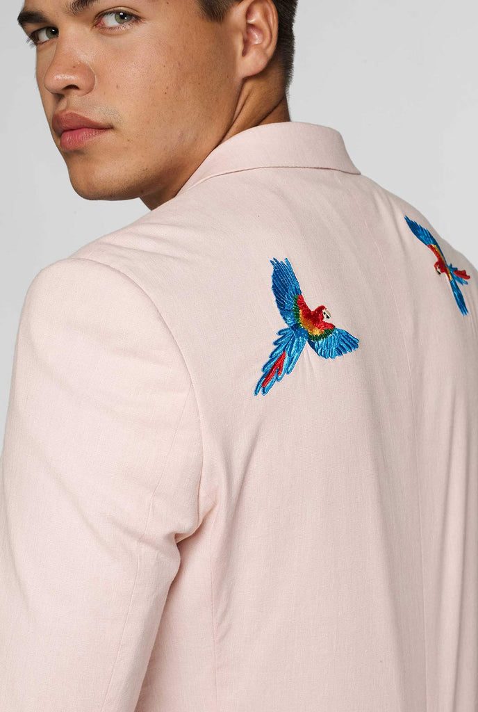 Roze blazer met papegaai borduurwerk gedragen door de mens met schouderdetail