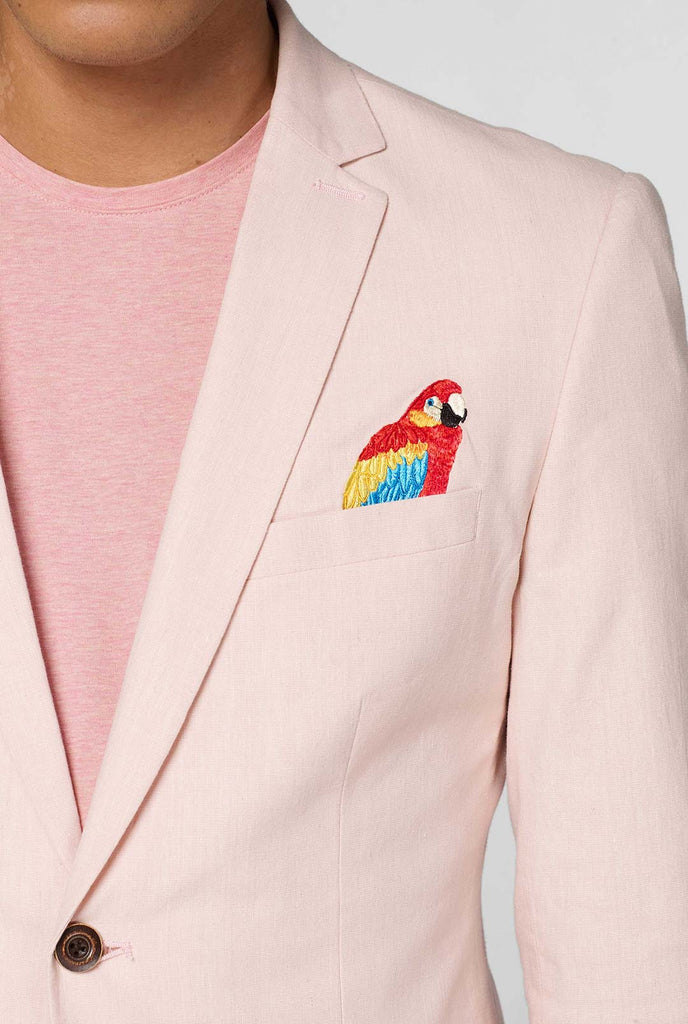 Roze blazer met papegaai borduurwerk gedragen door de mens met borduurdetail