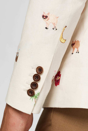 Gebroken witte blazer met tropisch borduurwerk van dichtbij op mouw