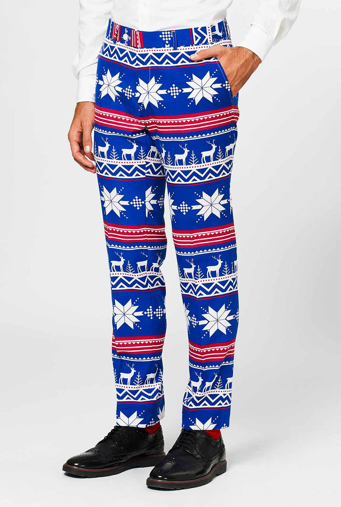 Man draagt ​​een blauwe broek met Noordse kerstpictogrammen