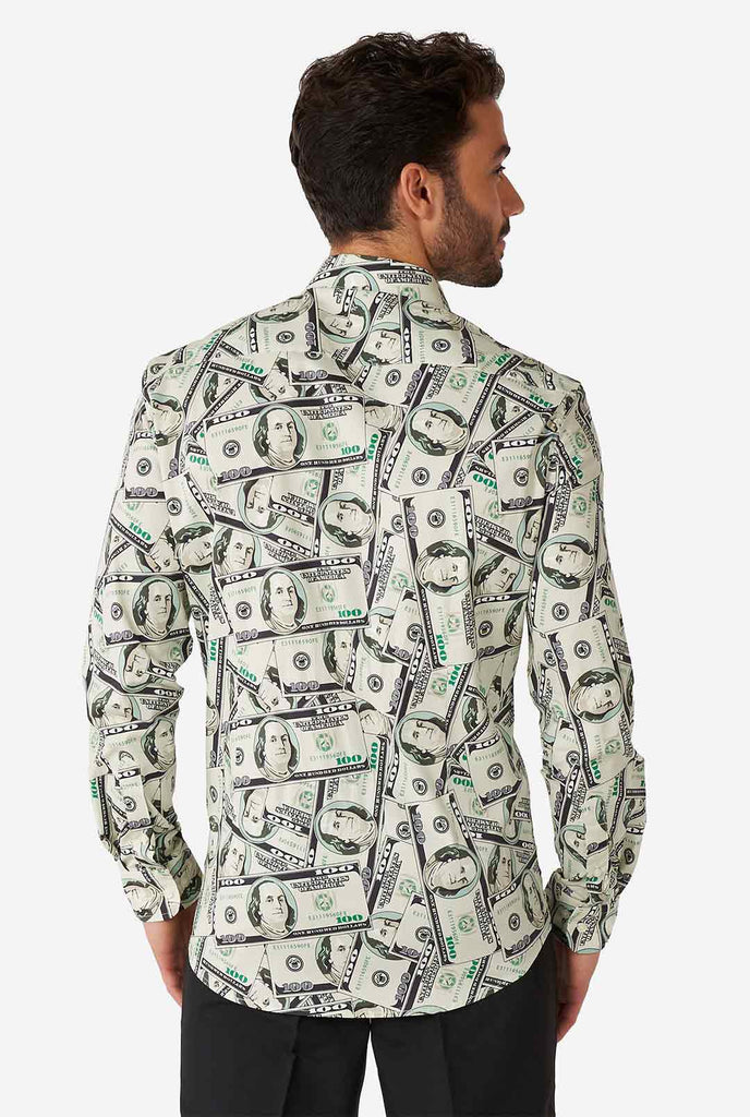 Man draagt ​​shirt met dollar print, bekijk vanaf de achterkant