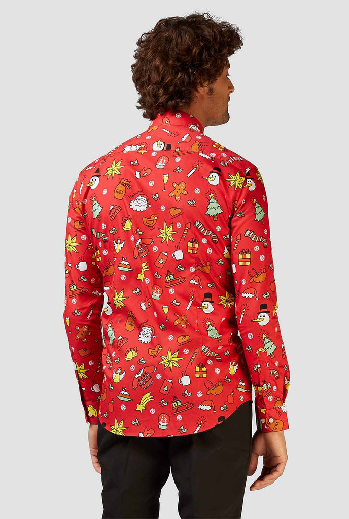 Man draagt ​​rood overhemd met kerstpictogrammen, bekijk vanaf de achterkant