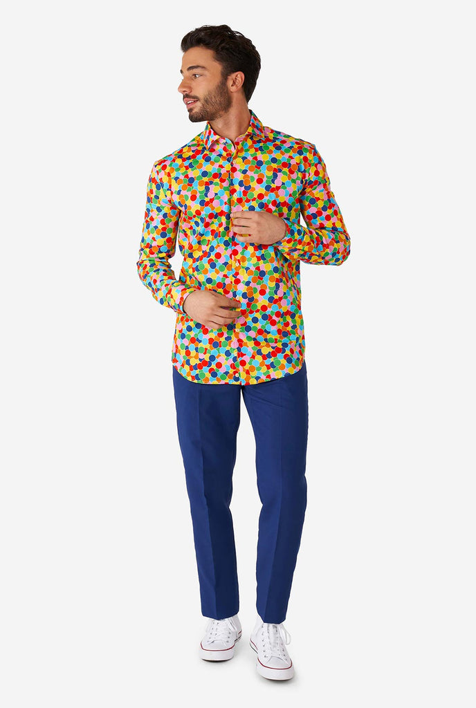 Man draagt ​​meerdere kleuren overhemd met confetti -print