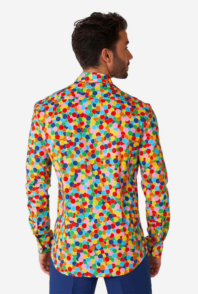 Man draagt ​​meerdere kleuren overhemd met confetti -print, bekijk vanaf de achterkant