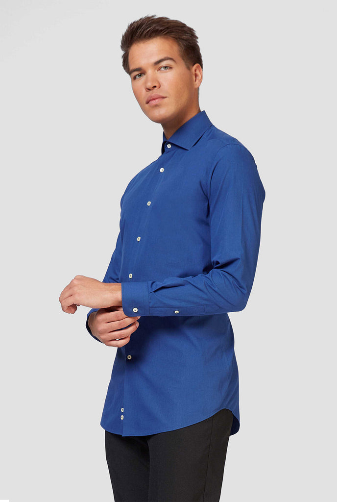 Man draagt ​​een donkerblauw overhemd