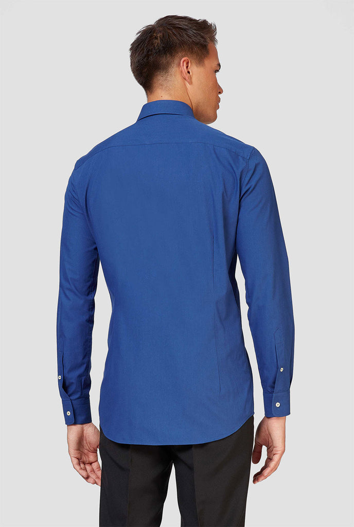 Man draagt ​​een donkerblauw overhemd, bekijk vanaf de achterkant