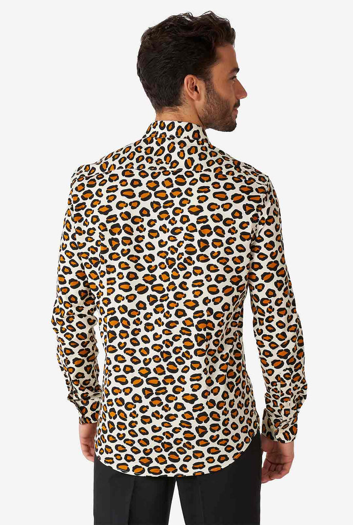 Man draagt ​​overhemd met luipaard-print, bekijk vanaf de achterkant