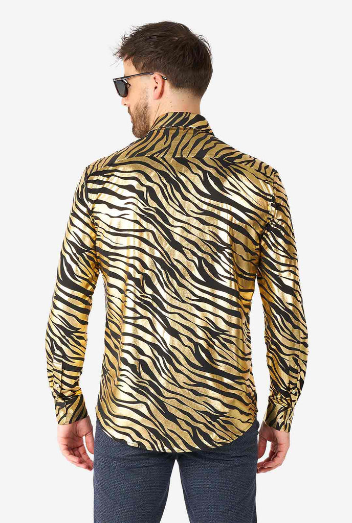Man met een gouden overhemd met tijgerstrepen, bekijk vanaf de achterkant