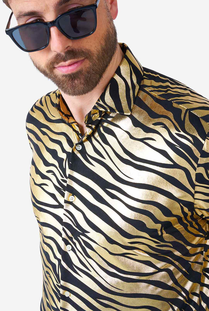 Man met een gouden overhemd met tijgerstrepen, van dichtbij