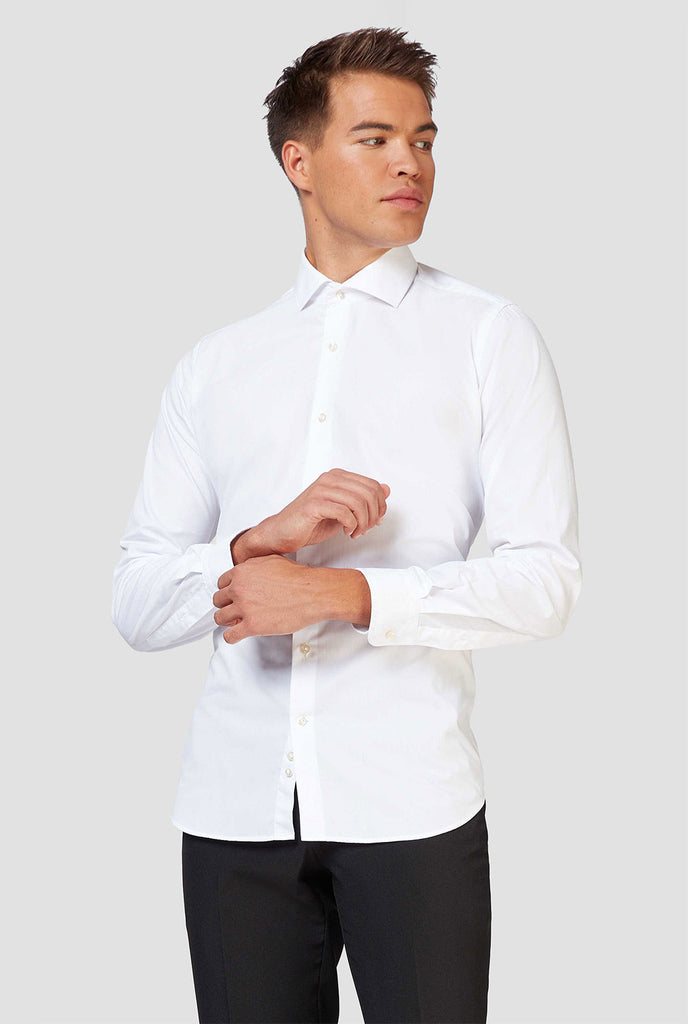 Man draagt ​​een wit overhemd