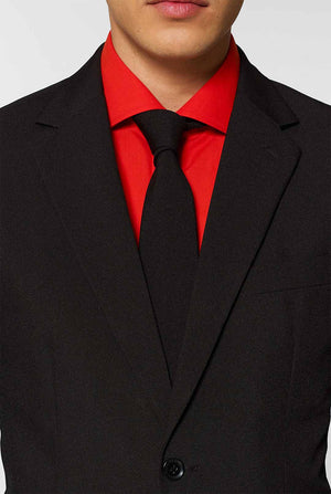 Alle zwarte herenpak gedragen door de mens van dichtbij