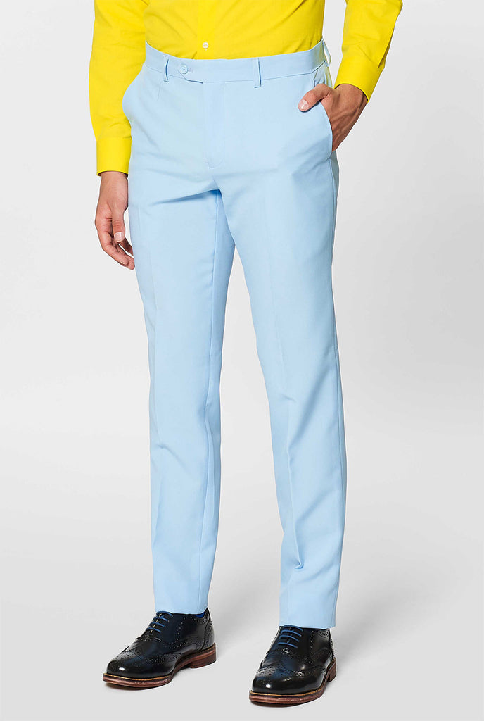 Man draagt ​​een lichtblauw herenpak en een geel overhemd, broek van dichtbij
