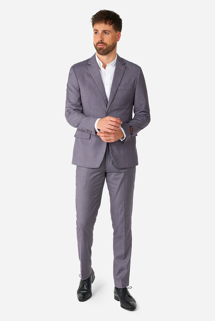 Man draagt ​​een casual grijze zakelijke pak