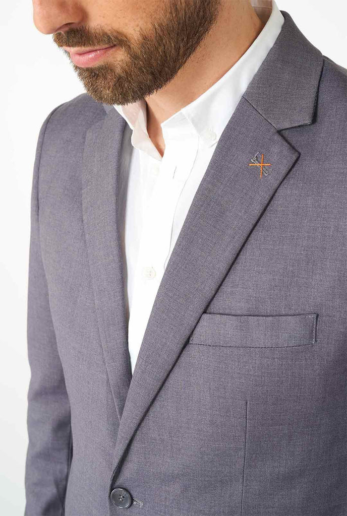 Man draagt ​​een casual grijs zakelijk pak, close -up