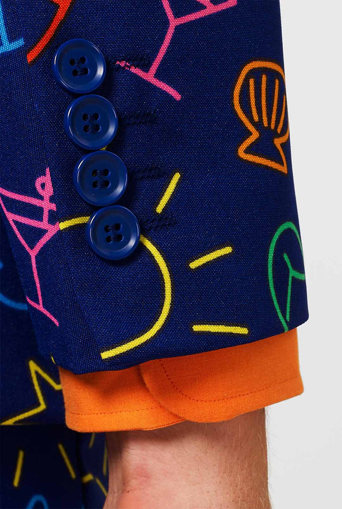 Donkerblauw pak met heldere doodle iconografie gedragen door de mens