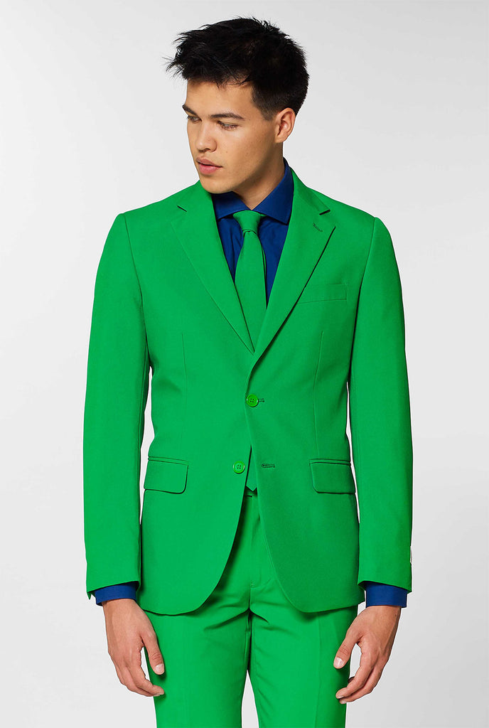 Man draagt ​​groen herenpak en donkerblauw overhirt shirt