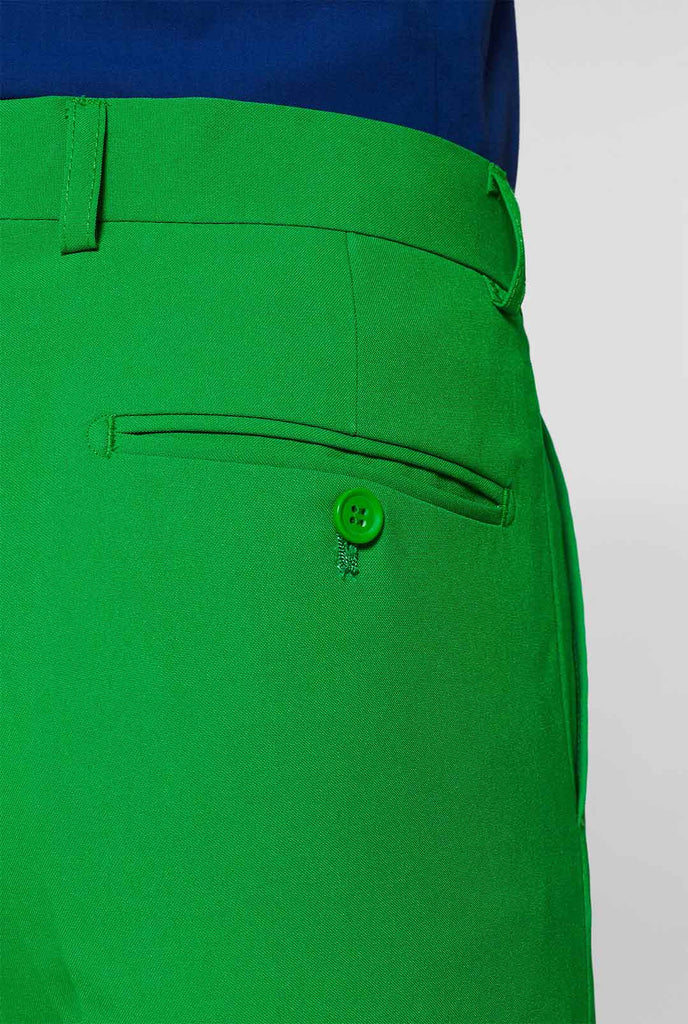 Man draagt ​​groen herenpak en donkerblauw overhemd, broek van dichtbij