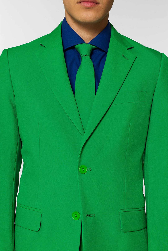 Man draagt ​​groen herenpak en donkerblauw overhemd, close -up