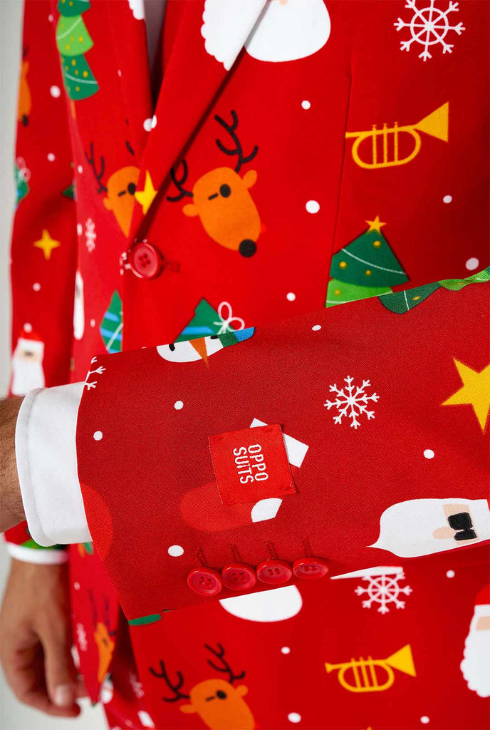 Man draagt ​​een rood kerstpak, close -up mouw