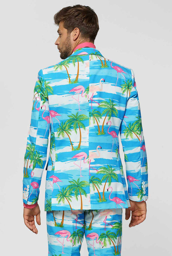 Blauw en wit pak met tropische flamingo print flaminguy gedragen door man achterste jas