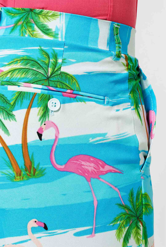 Blauwe en witte broek met tropische flamingo print van dichtbij