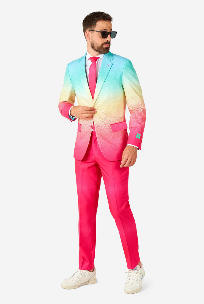 Man draagt ​​een regenboog gekleurd pak