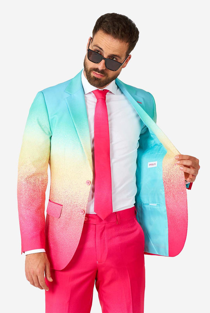 Man draagt ​​regenboog gekleurd pak, kijk uit jasje binnen