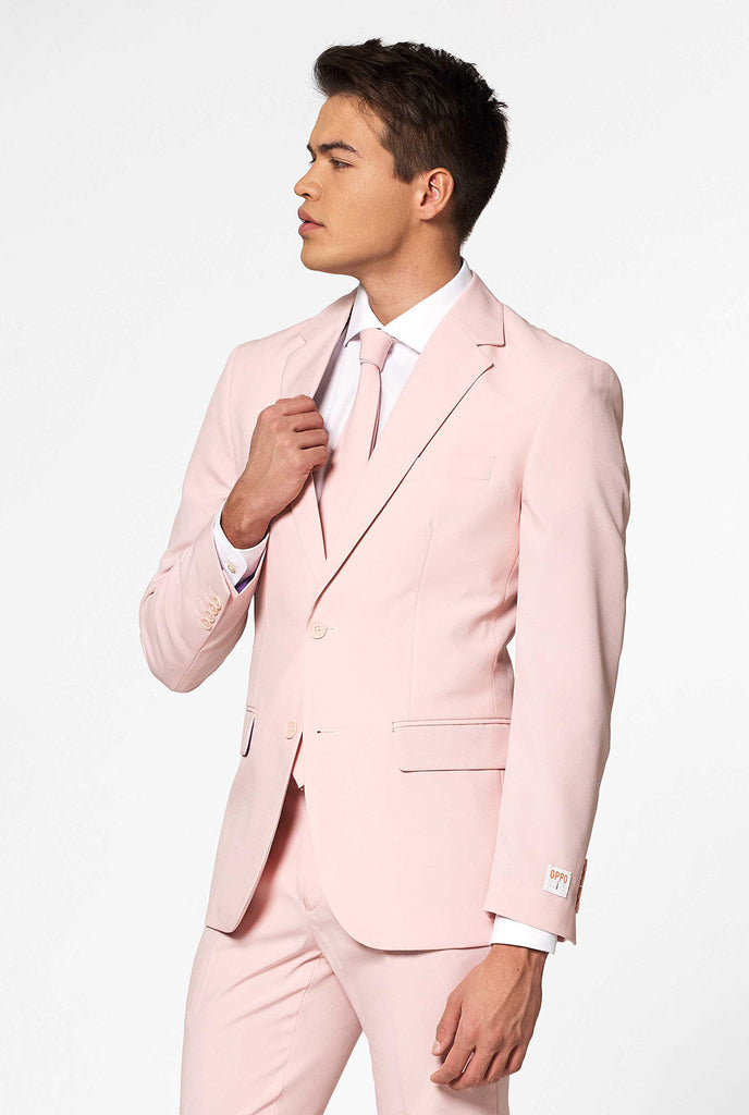 Man draagt ​​pastel roze gekleurde herenpak