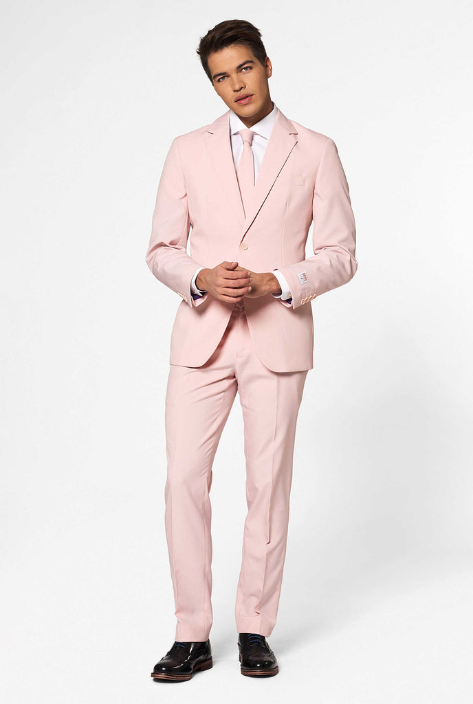 Man draagt ​​pastel roze gekleurde herenpak