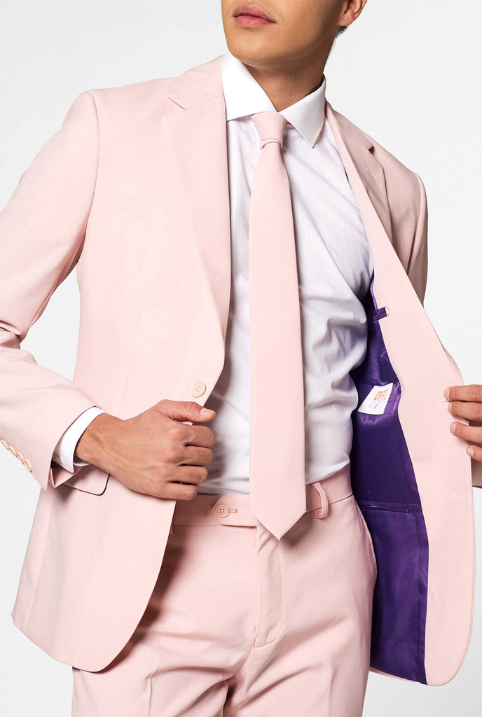 Man draagt ​​pastel roze gekleurde herenpak, close -up