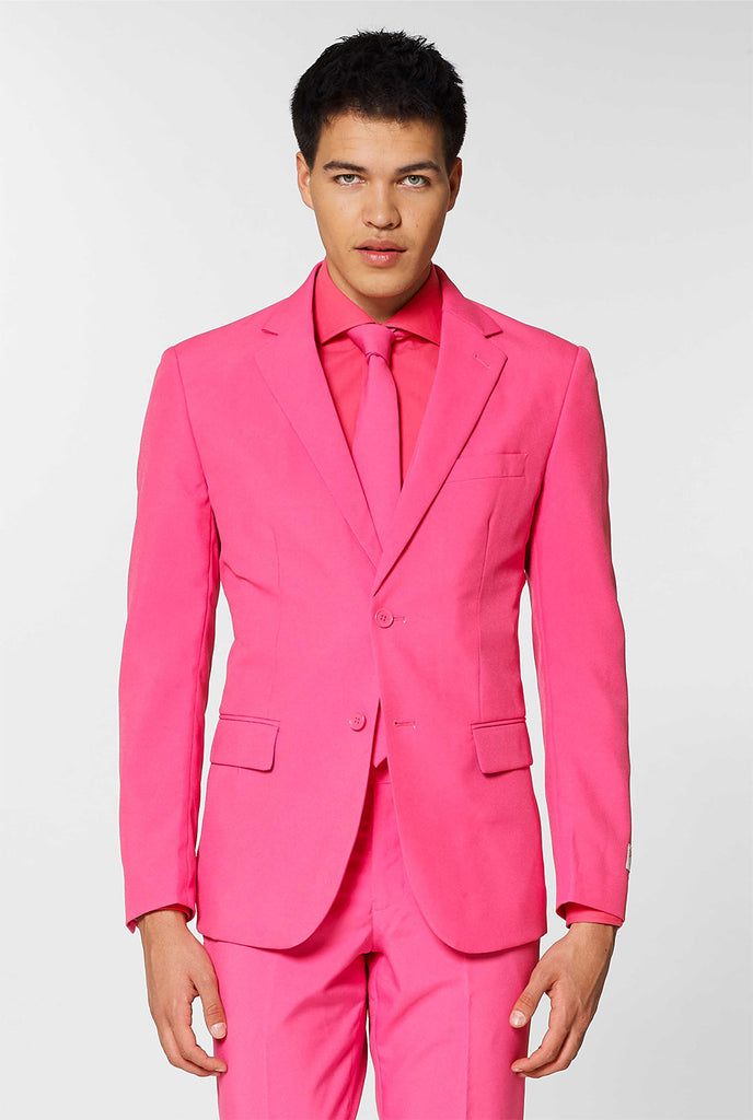 Man draagt ​​roze herenpak met roze overhemd