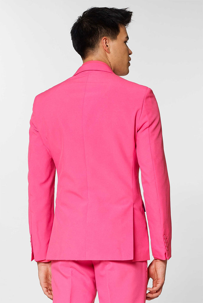 Man draagt ​​roze herenpak met roze overhemd, bekijk vanaf de achterkant