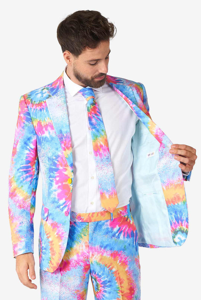Man draagt ​​een trots herenpak met kleurrijke stropdy dye regenboogprint