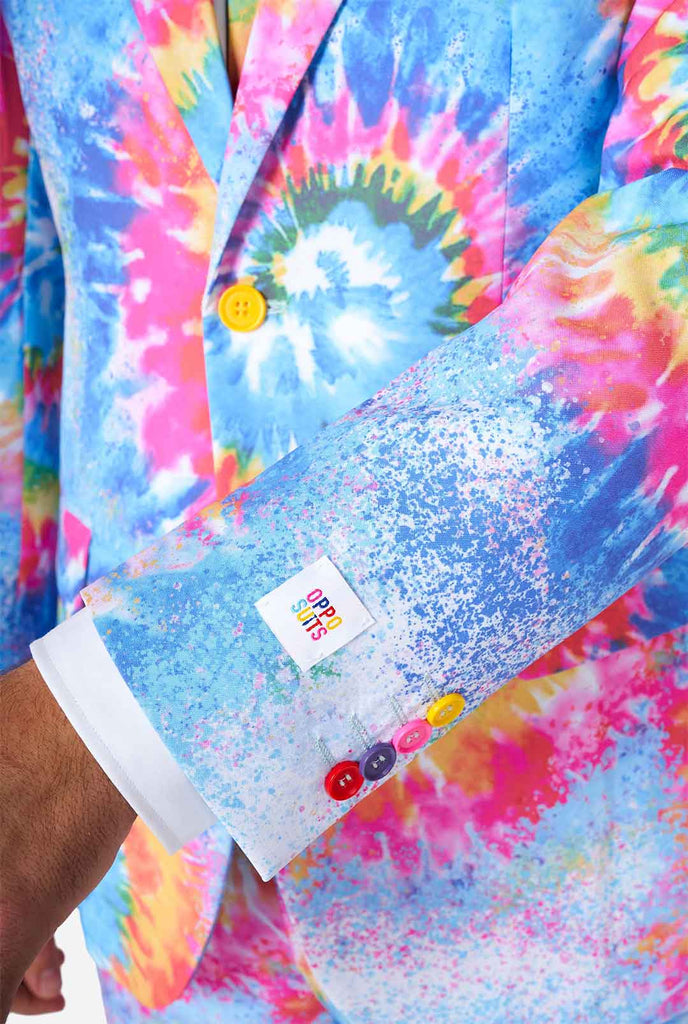 Man draagt ​​een trots herenpak met kleurrijke stropdy kleurstof regenboogprint, close -up