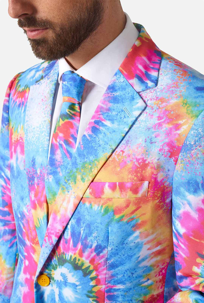 Man draagt ​​een trots herenpak met kleurrijke stropdy kleurstof regenboogprint, close -up