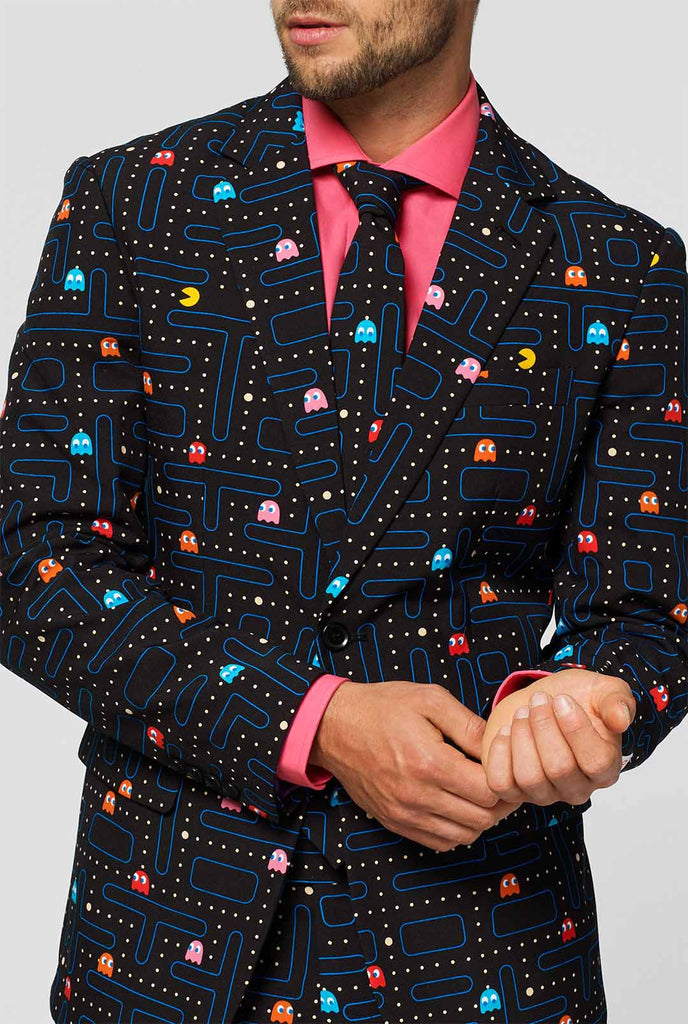 Pac-man doolhof pak gedragen door man close-up jas